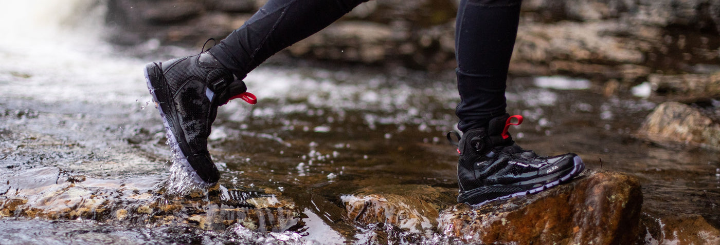 Vattentäta Gore-tex skor med Boa över vattnet