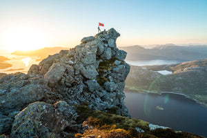 Norska flaggan på toppen av berget