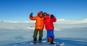 Glada vänner på expedition i snön